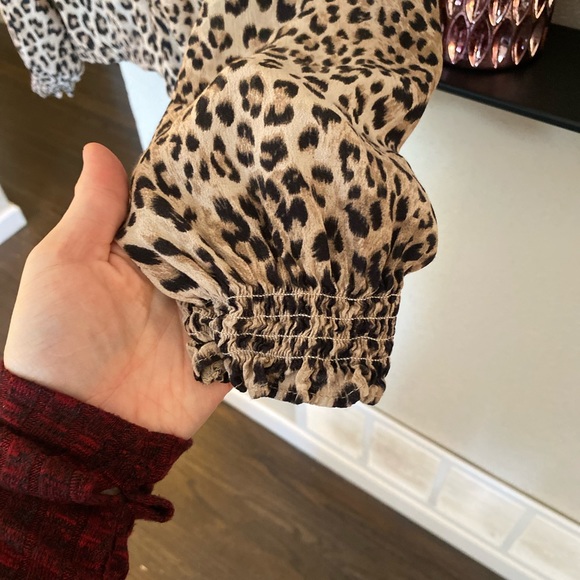 Sanctuary Cori Leopard Smocked Sleeve Blouse Sz M - Picture 6 of 7